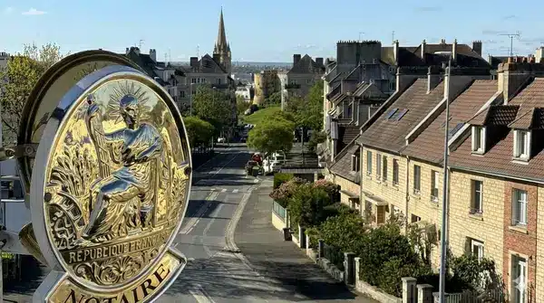 Panonceau de notaire Marianne de l'étude Camille Delepelaire avec vue sur le Château de Caen