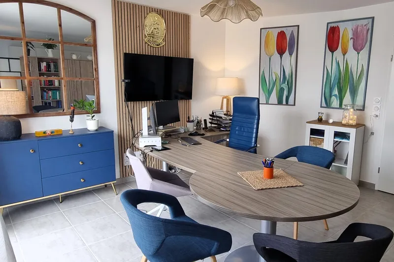 Bureau de notaire avec table de signature, situé dans l'office notarial Delepelaire à Caen.
