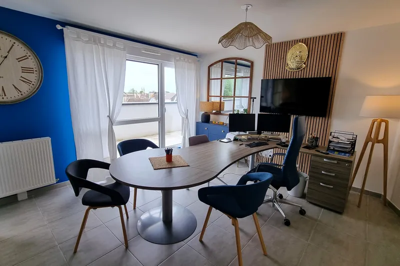 Bureau de notaire avec table de signature, situé dans l'office notarial Delepelaire à Caen.