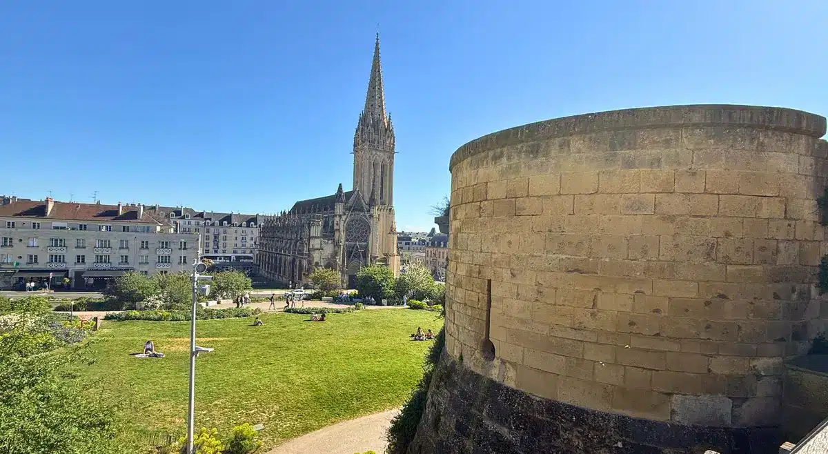 Vue panoramique sur l'église Saint-Pierre et le château de Caen, localisation de l'étude notariale de Maître Camille Delepelaire.